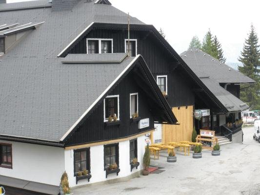 Ingang hotel met terrasje